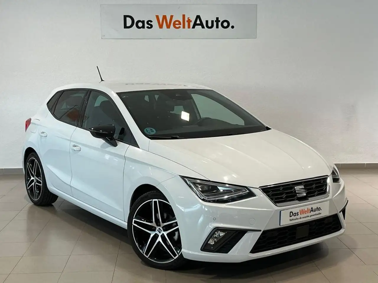 Renting SEAT Ibiza 1.5 TSI S&S FR XS DSG7 150 Blanco