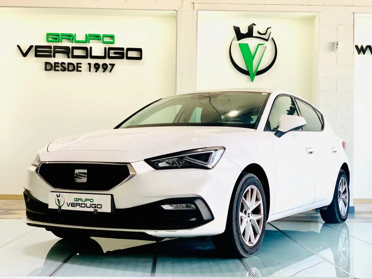 Renting SEAT Leon 1.5 TSI S&S Style 130 Blanco 1