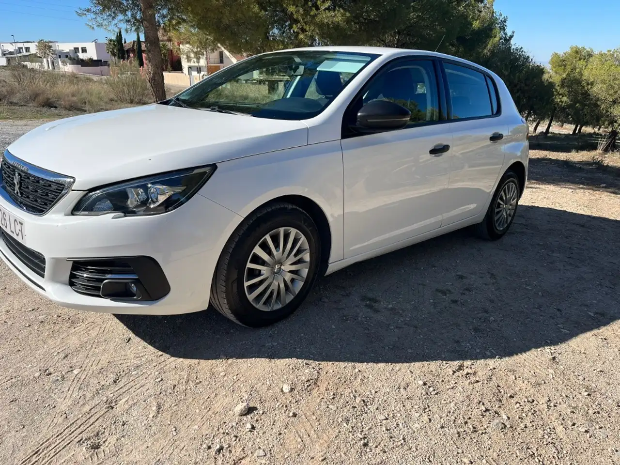 Renting Peugeot 308 1.5BlueHDi S&S Access 100 Blanco