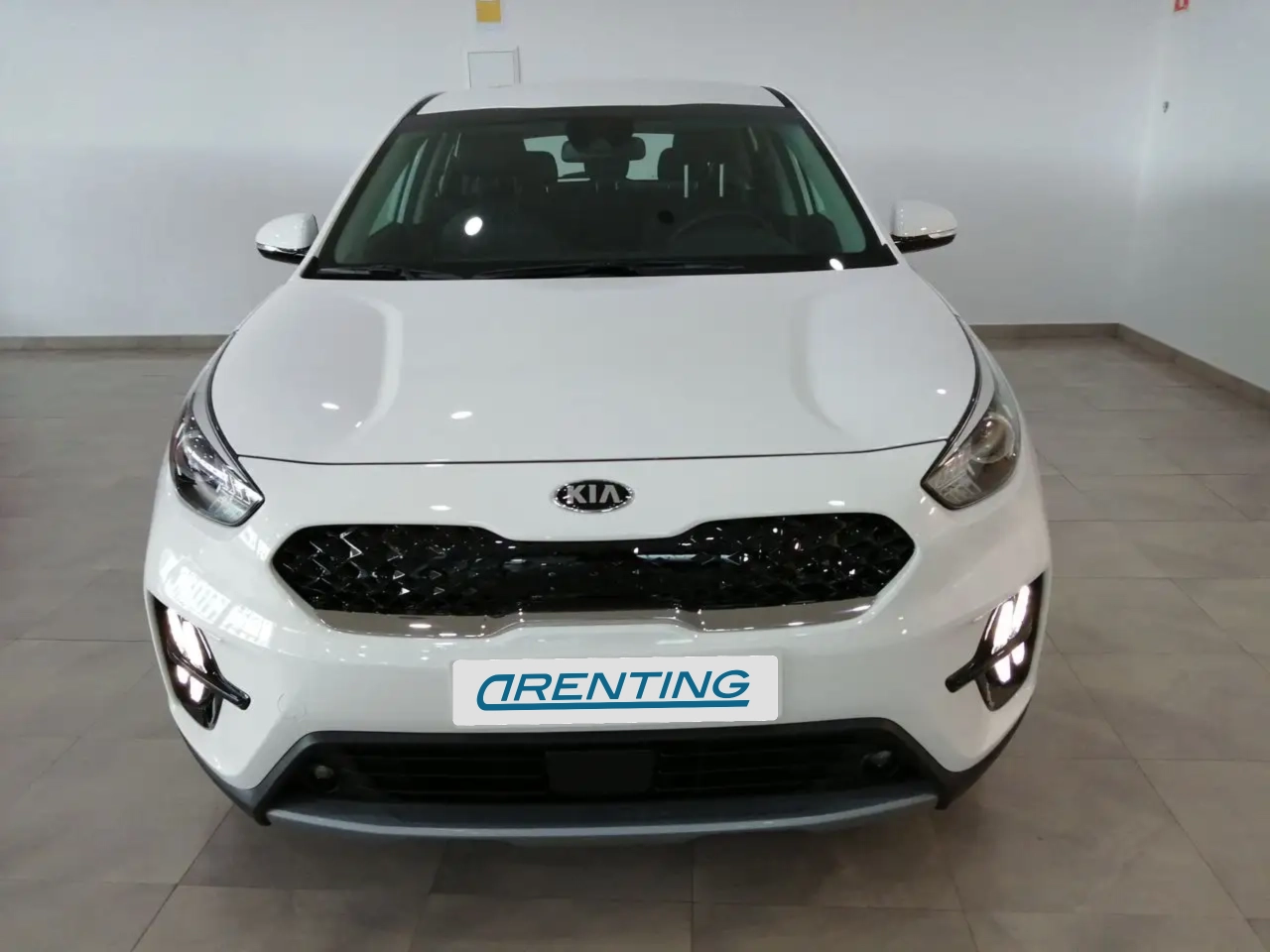 Renting Kia Niro 1.6 GDI PLUG-IN HYBRID CONCEPT 141 5P Blanco