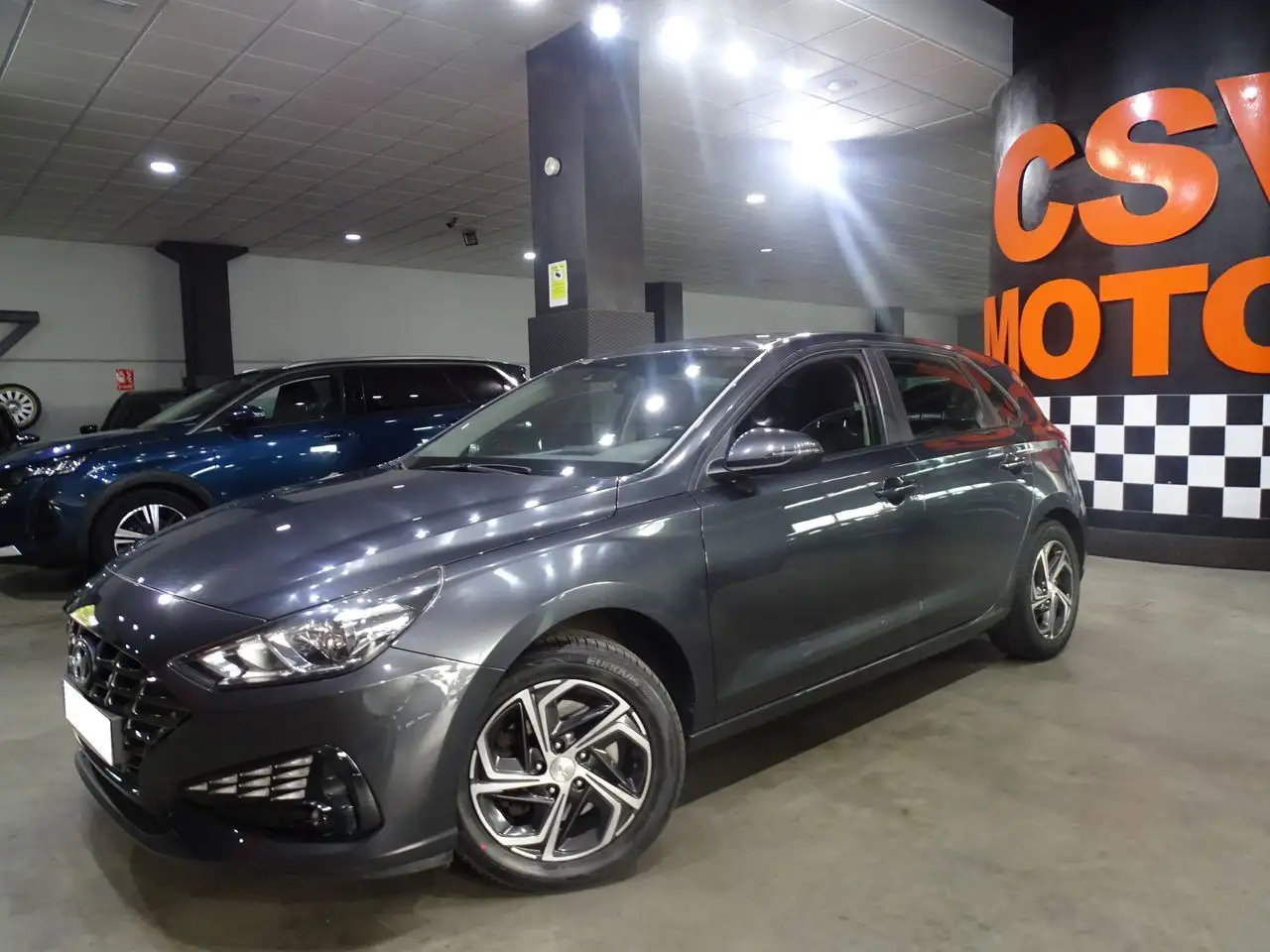 Renting Hyundai i30 1.6CRDi Klass 116 Gris