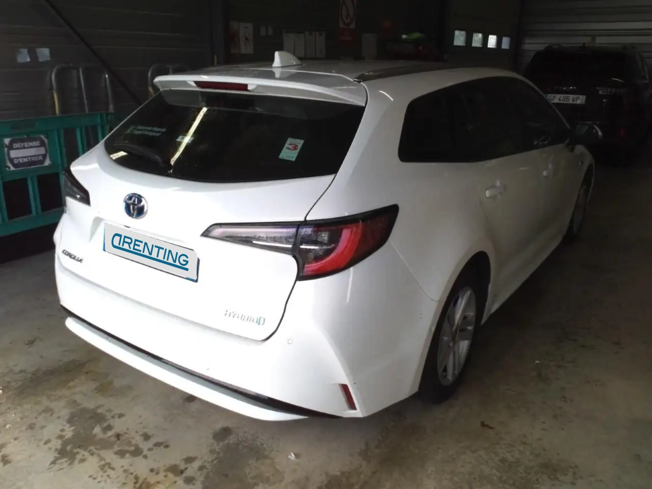 Renting Toyota Corolla 1.8 125H ACTIVE TECH E-CVT TOU SPORT Blanco