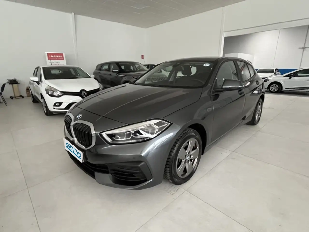 Renting BMW 116 116d Business Gris