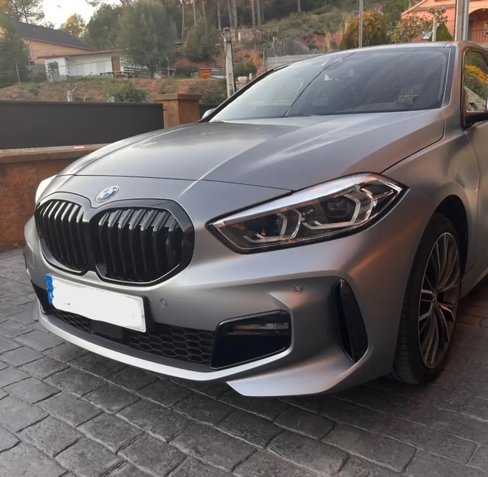 Renting BMW 120 120dA M Sport Pro Gris 1