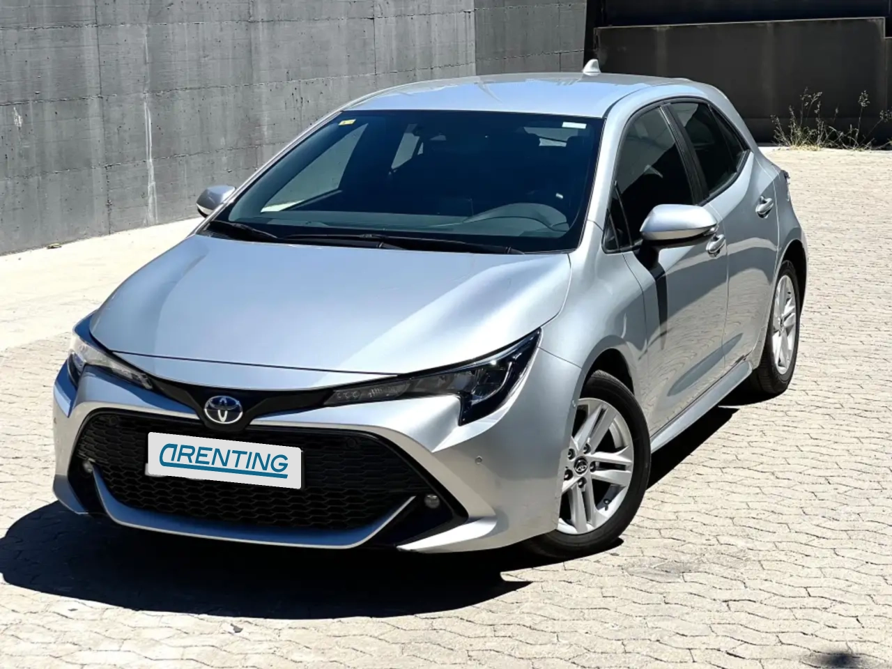 Renting Toyota Corolla 125H Business Gris