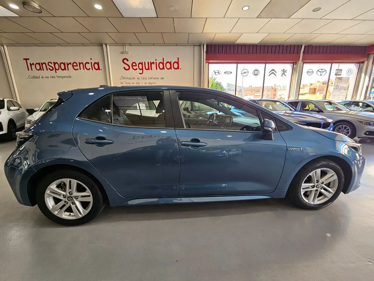 Renting Toyota Corolla 2.0 180H ACTIVE TECH E-CVT Azul