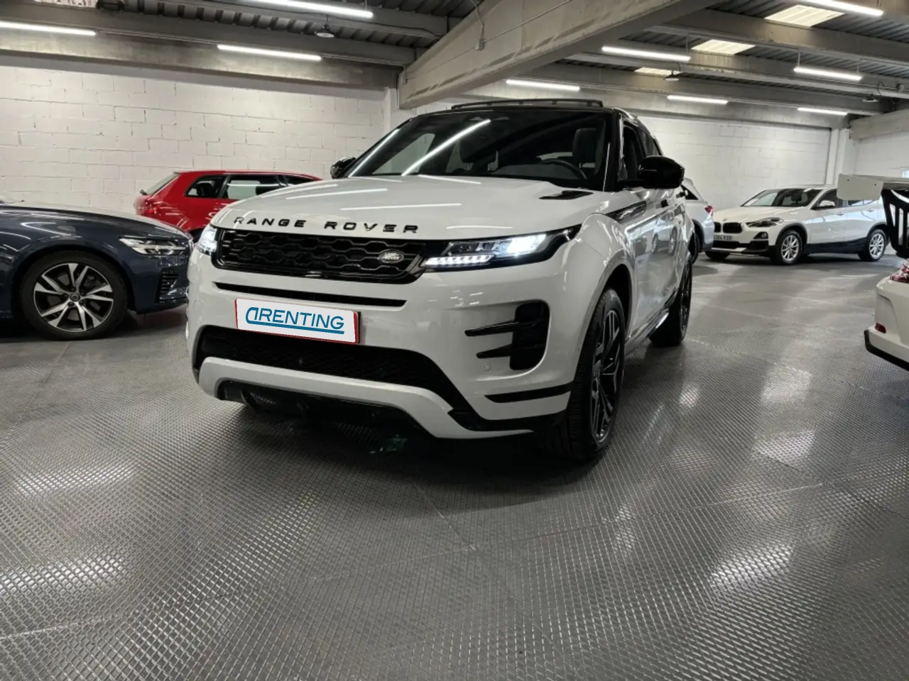 Renting Land Rover Range Rover Evoque 2.0 I4 MHEV R-Dynamic S AWD Aut. 200 Blanco