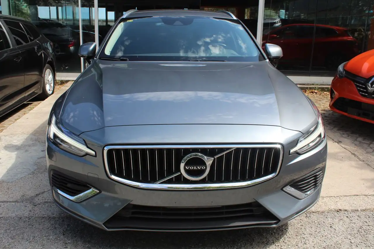 Renting Volvo V60 2.0 T6 AWD R-Design Auto Gris