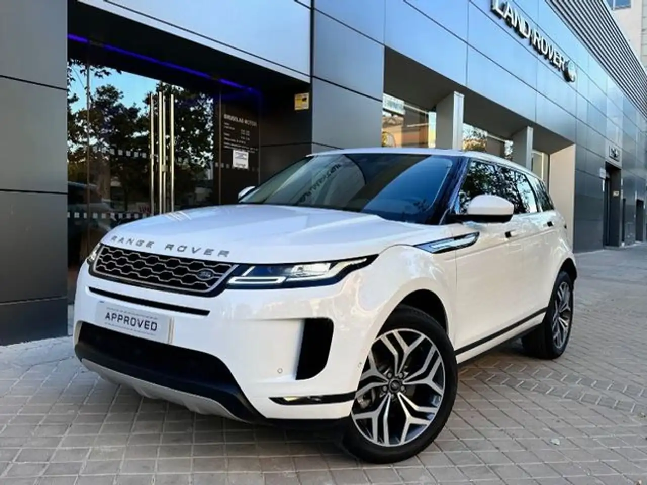 Renting Land Rover Range Rover Evoque 2.0D MHEV SE AWD Aut. 150 Blanco 1