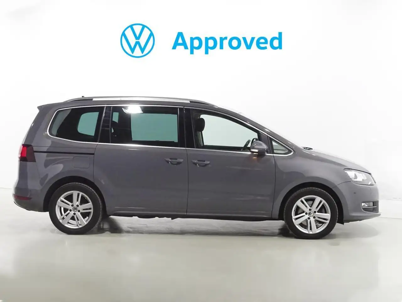 Renting Volkswagen Sharan 2.0TDI Advance DSG 110kW Gris 1