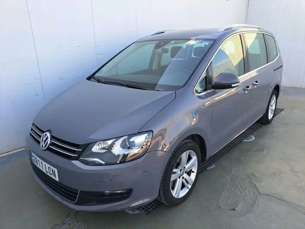 Renting Volkswagen Sharan 2.0TDI Advance DSG 110kW Gris