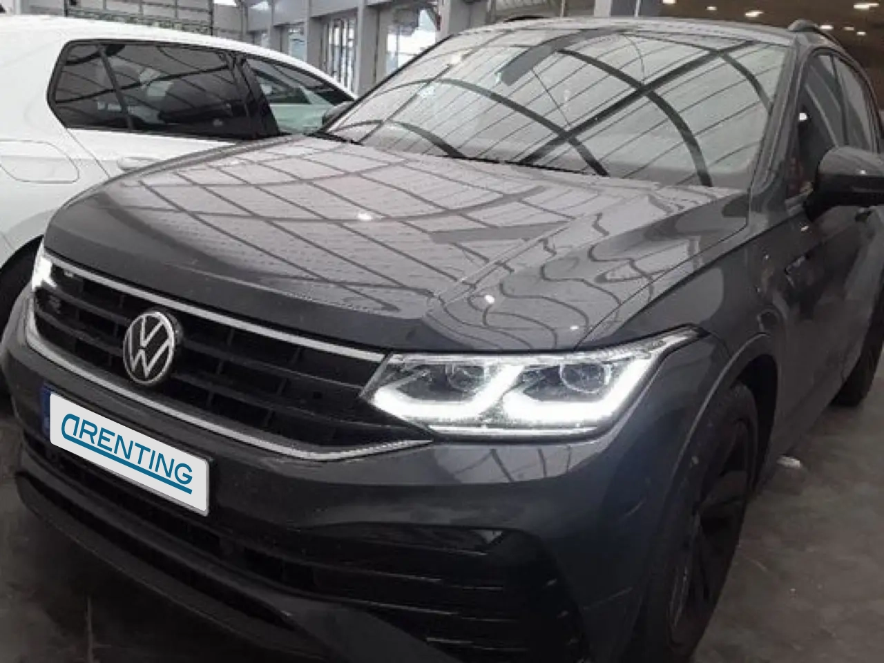 Renting Volkswagen Tiguan 2.0TDI R-Line DSG 110kW Gris 5