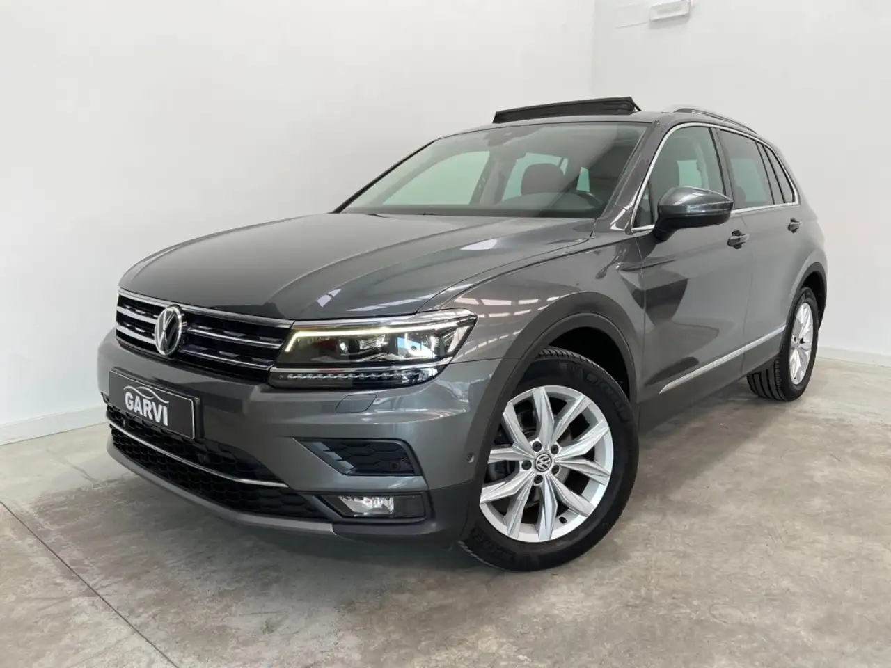 Renting Volkswagen Tiguan 2.0TDI Sport DSG 110kW Gris 1