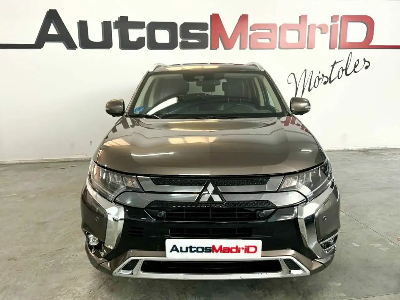 Renting Mitsubishi Outlander 2.4 PHEV Kaiteki Auto 4WD Gris 1