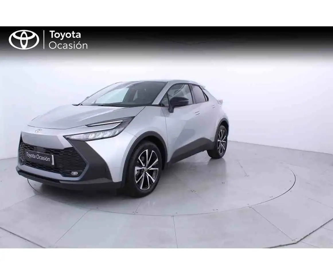 Renting Toyota C-HR 200H GR Sport Premiere Edition AWD Gris 1