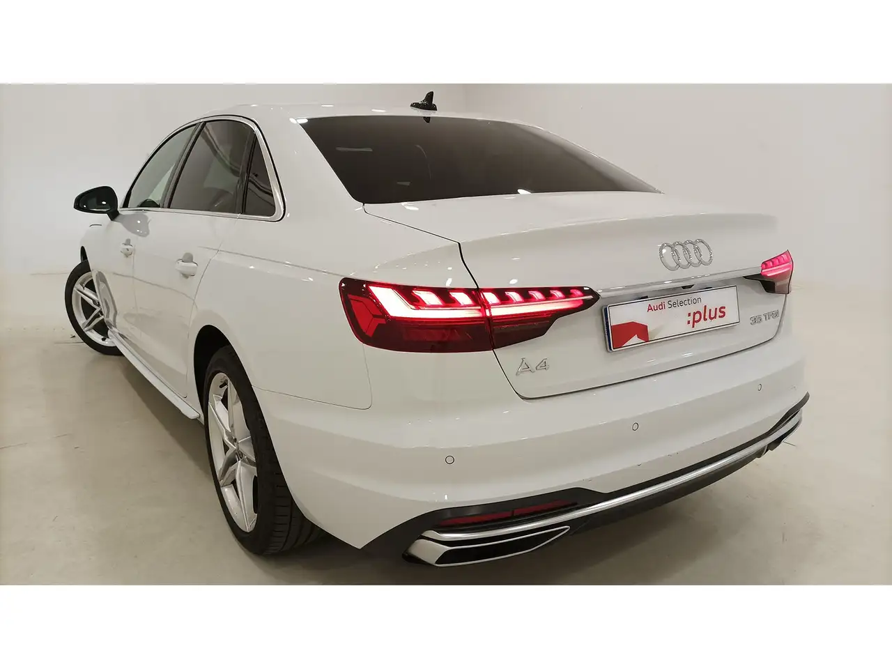 Renting Audi A4 35 TFSI Advanced S tronic 110kW Blanco