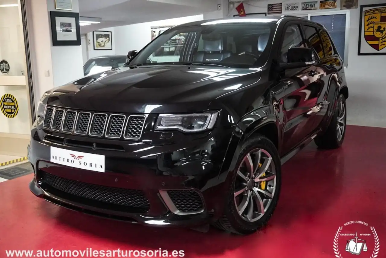 Renting Jeep Grand Cherokee 6.2 V8 Hemi Trackhawk Negro