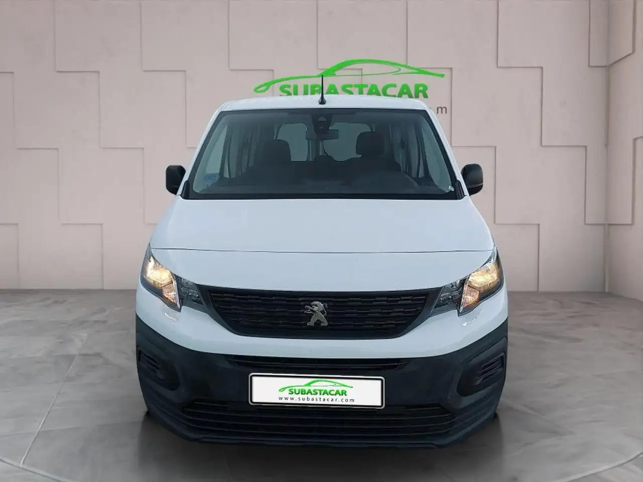 Renting Peugeot Rifter Access Standard BlueHDi 73kW (100CV) Blanco 1