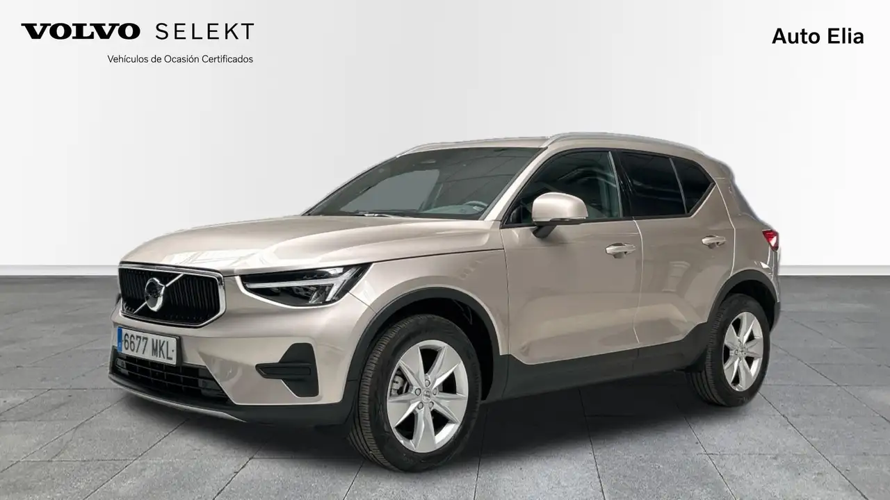 Renting Volvo XC40 B3 Core Aut. Gris