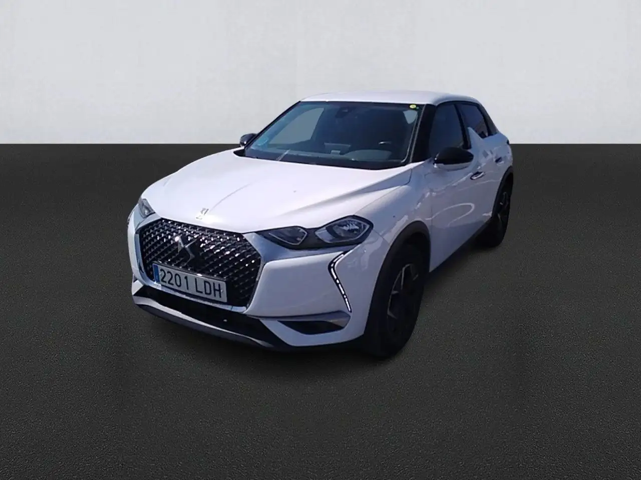 Renting DS Automobiles DS 3 Crossback BlueHDi 73 kW Manual SO CHIC Blanco