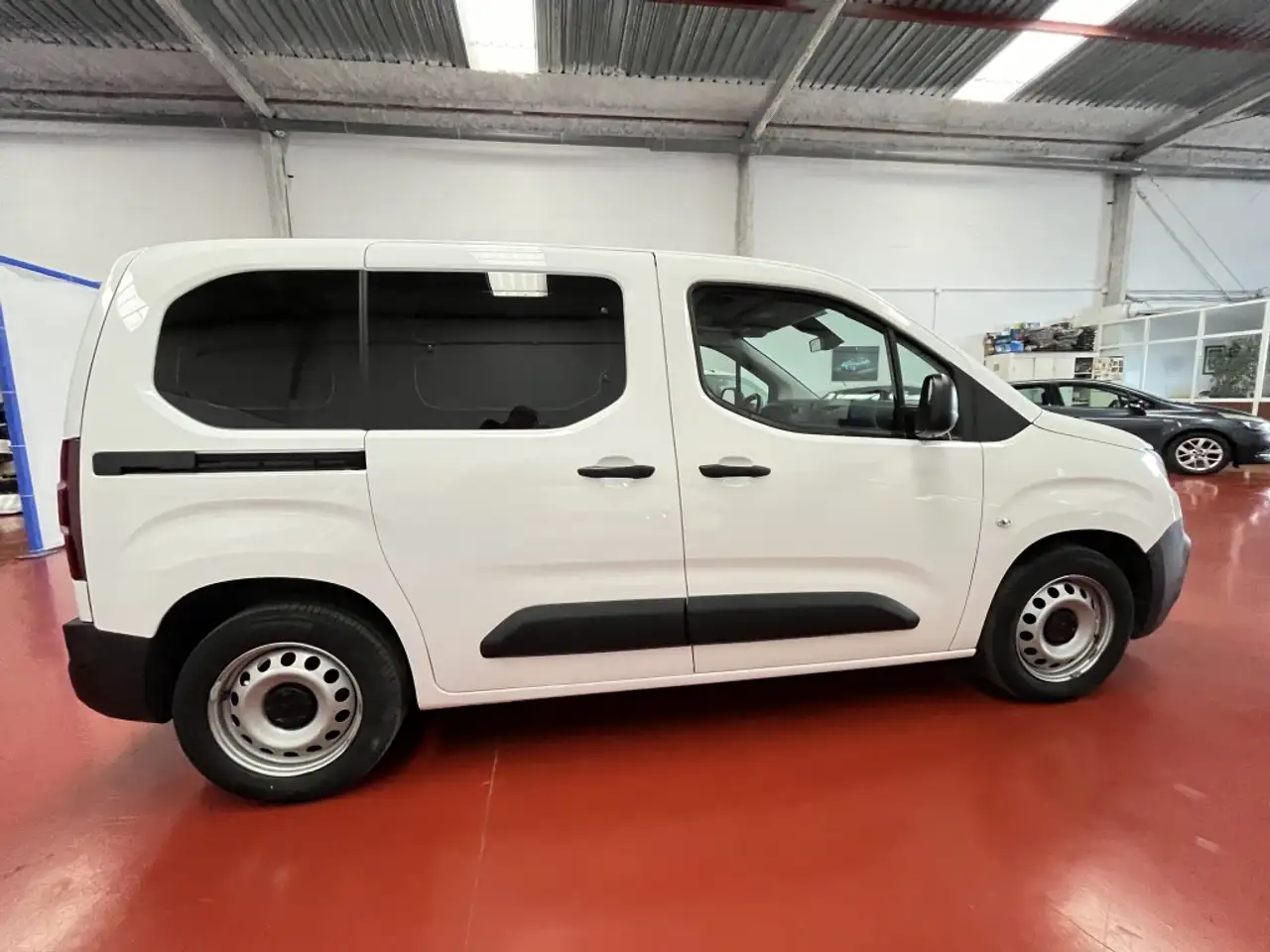 Renting Citroen Berlingo BlueHDi S&S Talla M Live 100 Blanco 1