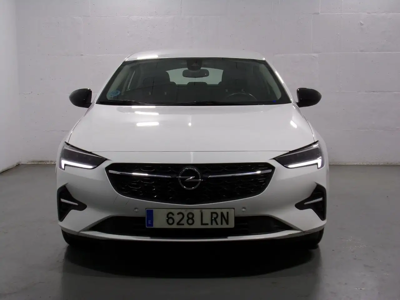 Renting Opel Insignia Business Edition Blanco 1