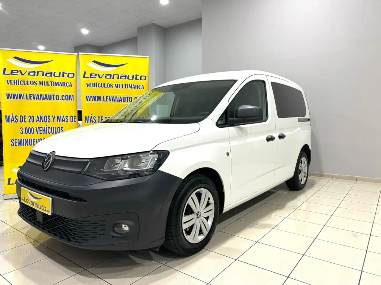 Renting Volkswagen Caddy 2.0TDI Kombi 75kW Blanco 2