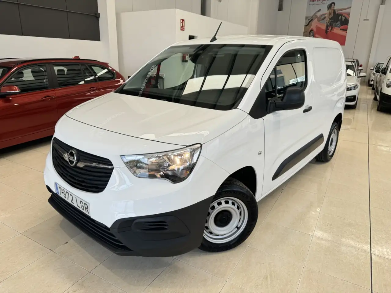 Renting Opel Combo N1 Cargo 1.5TD S&S L 1000 Express 100 Blanco 2