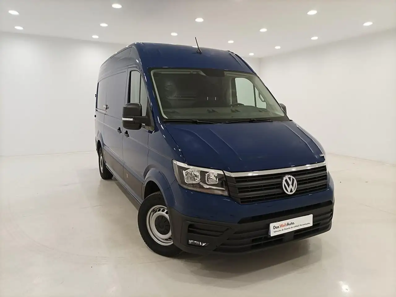 Renting Volkswagen Crafter Furgón MRW 2.0TDI SCR 35 BM L3H2 103kW Azul 1