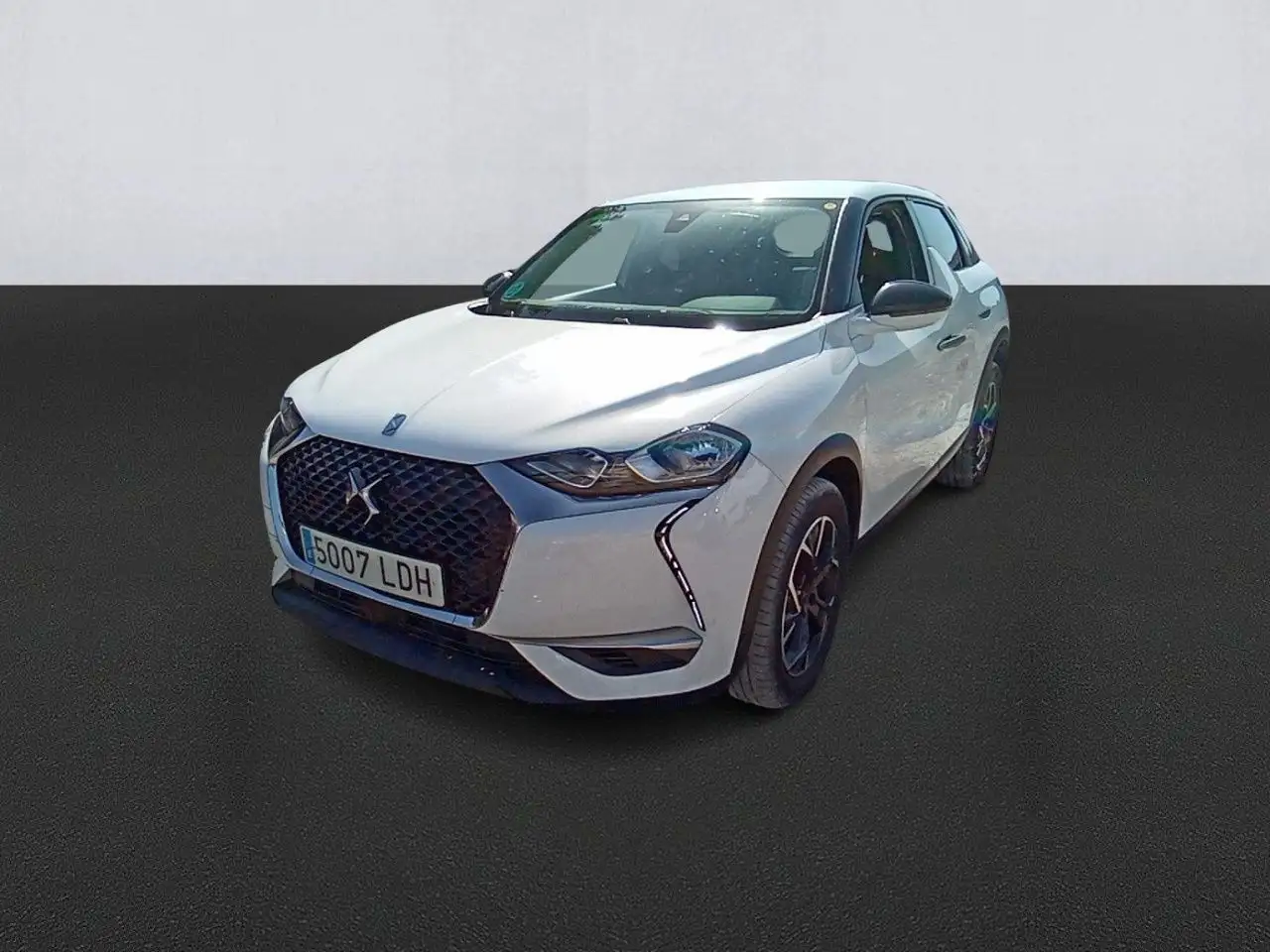 Renting DS Automobiles DS 3 CROSSBACK BlueHDi 73 kW Manual SO CHIC Blanco 9