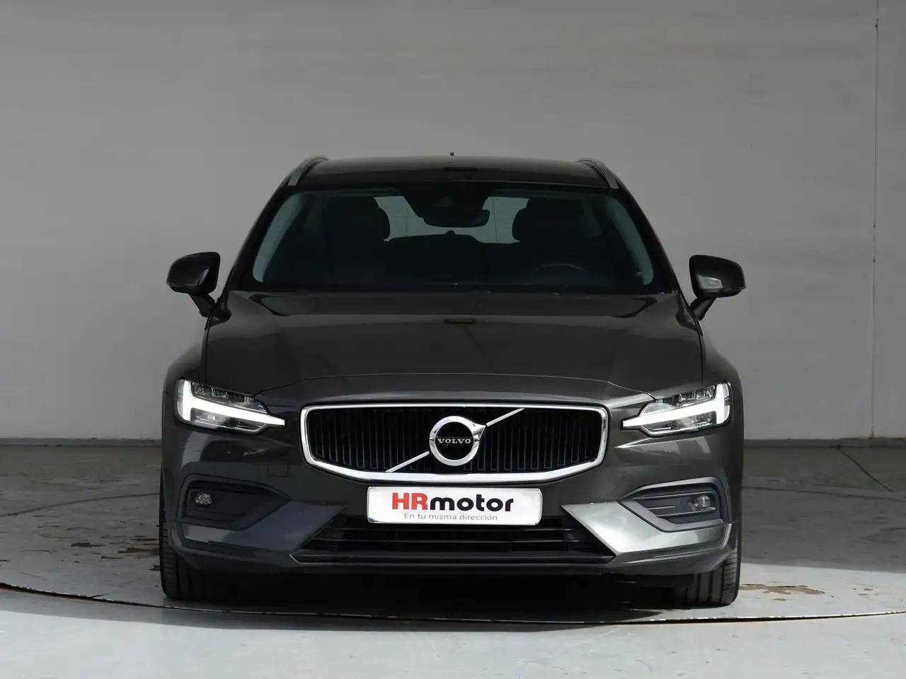 Renting Volvo V60 D3 Momentum Pro Gris