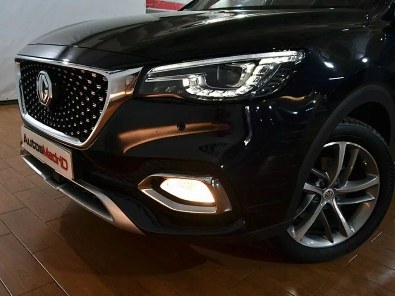 Renting MG EHS E 1.5T-GDI PHEV Luxury Negro 2