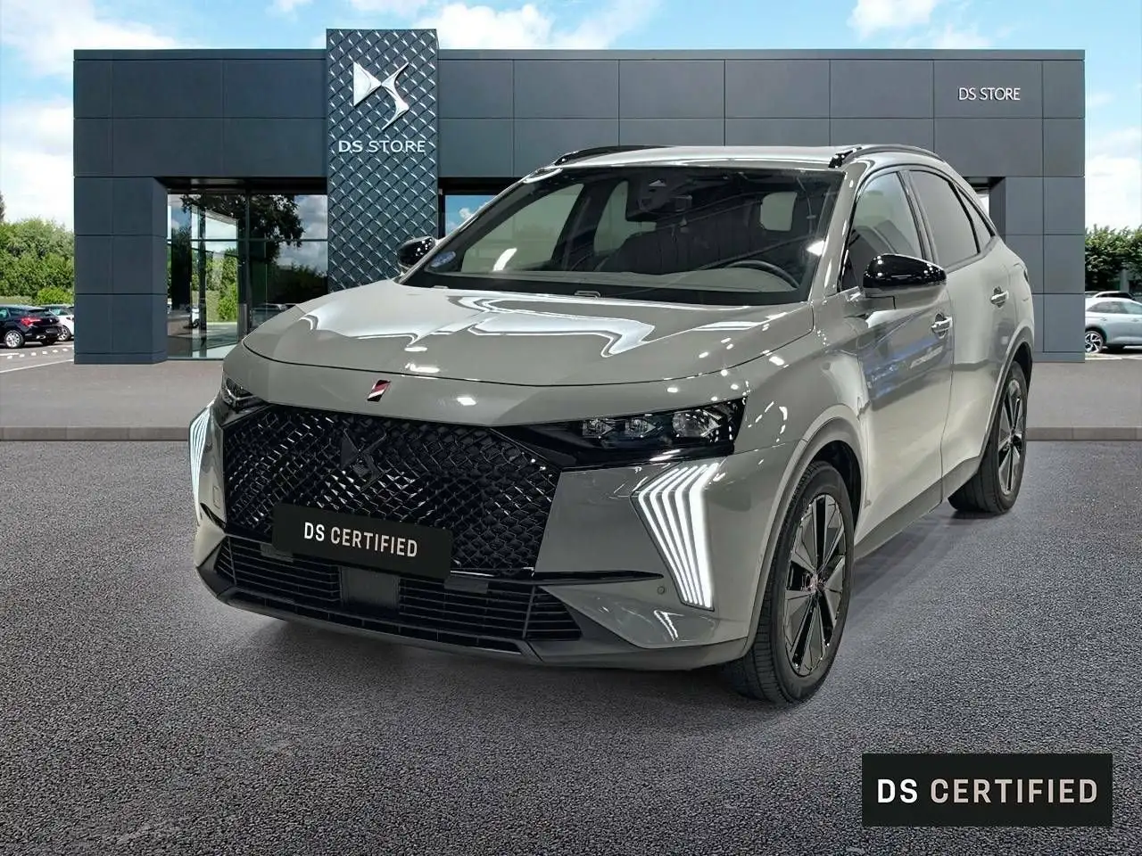 Renting DS Automobiles DS 7 Crossback E-TENSE 4×4 300 PERFORMANCE LINE + Gris