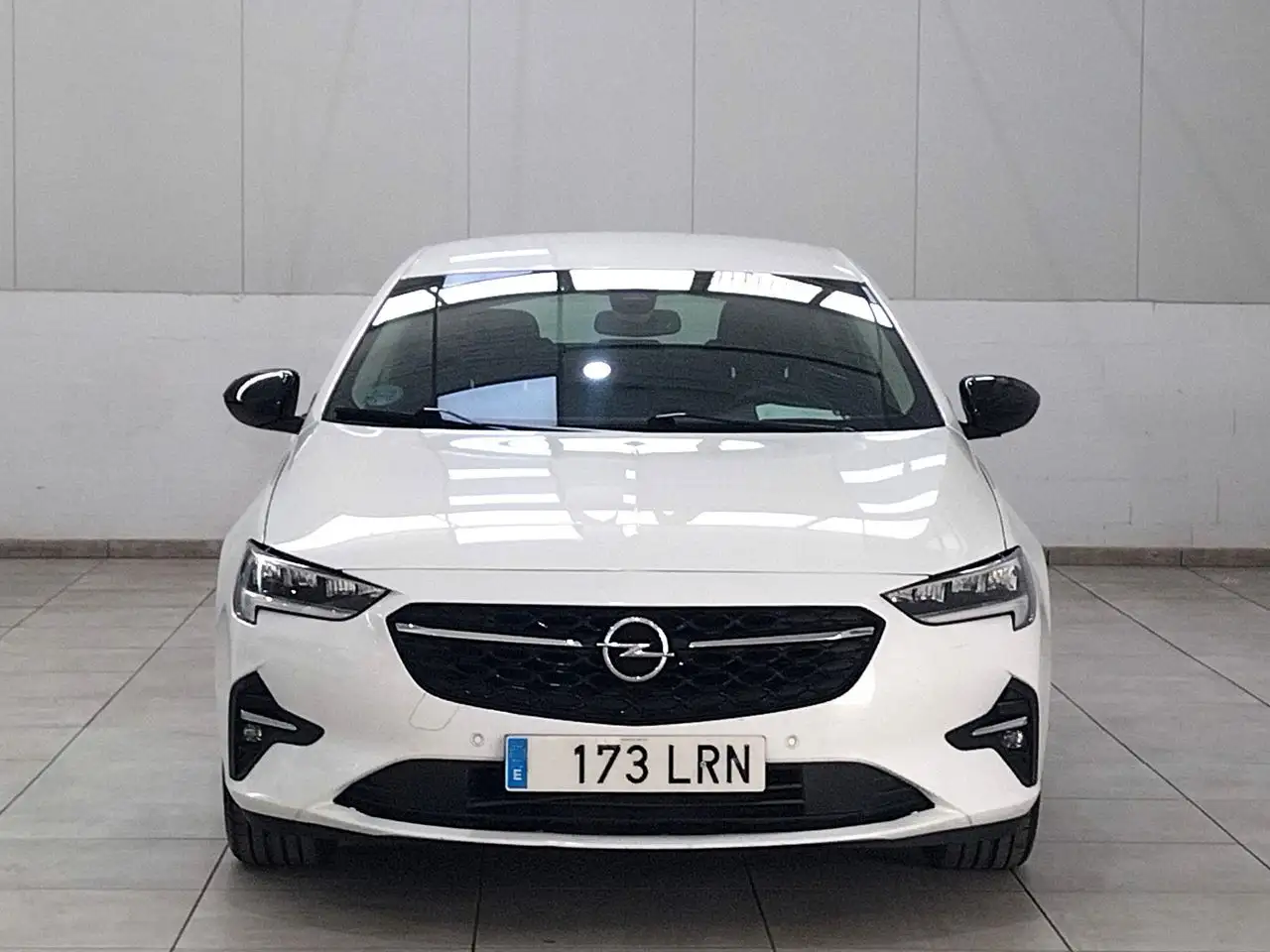 Renting Opel Insignia Grand Sport Business Edition Blanco