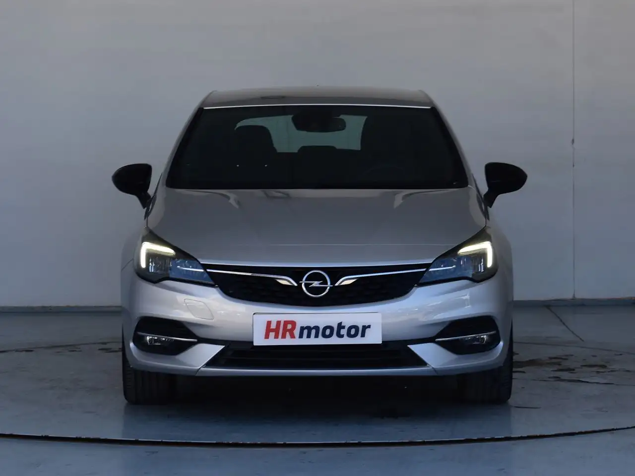 Renting Opel Astra GS Line Gris