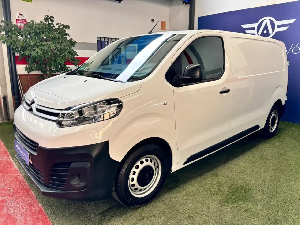 Renting Citroen Jumpy Fg. BlueHDI Talla M S&S Control 120 Blanco 2