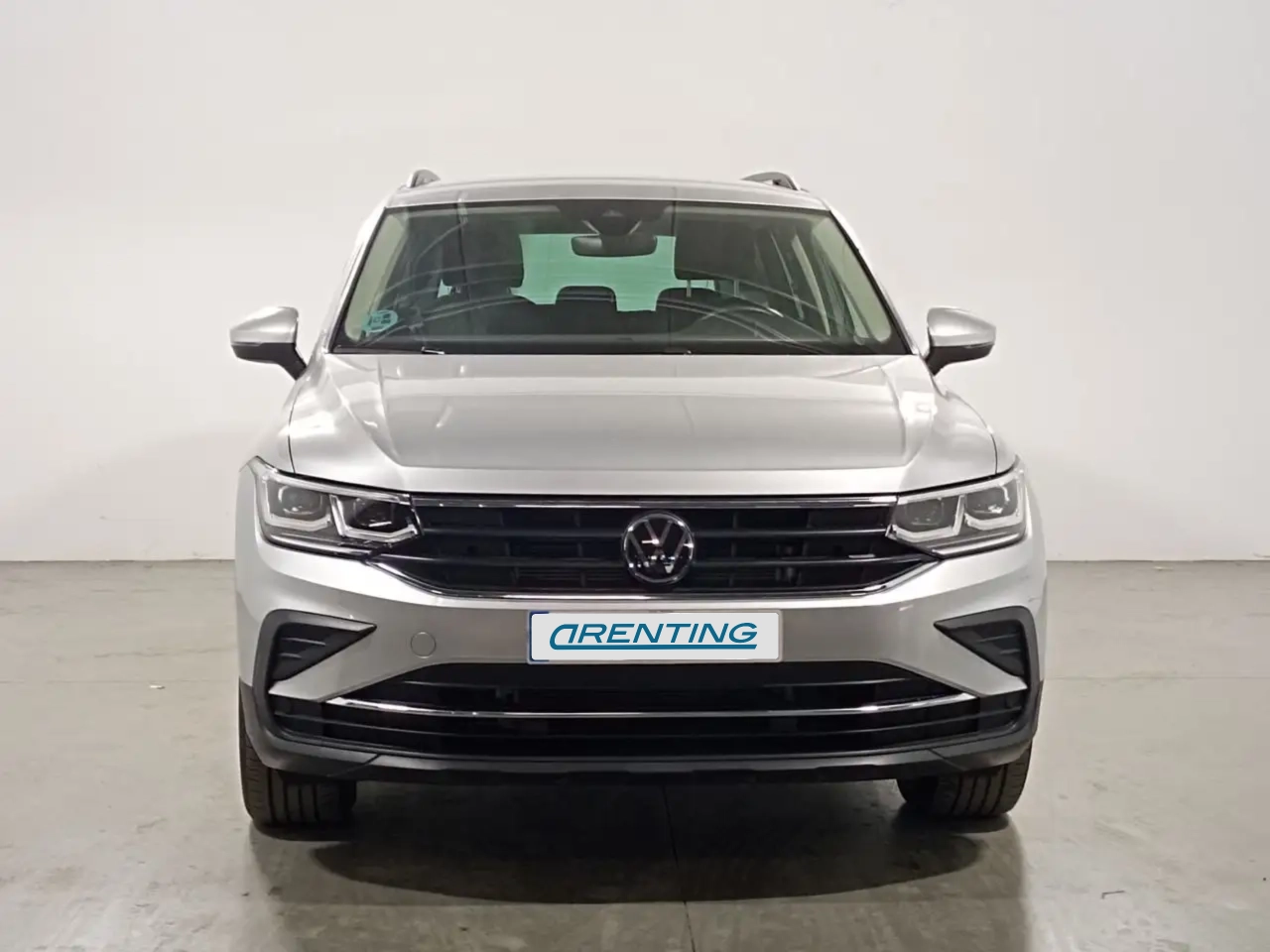 Renting Volkswagen Tiguan Life Gris 1