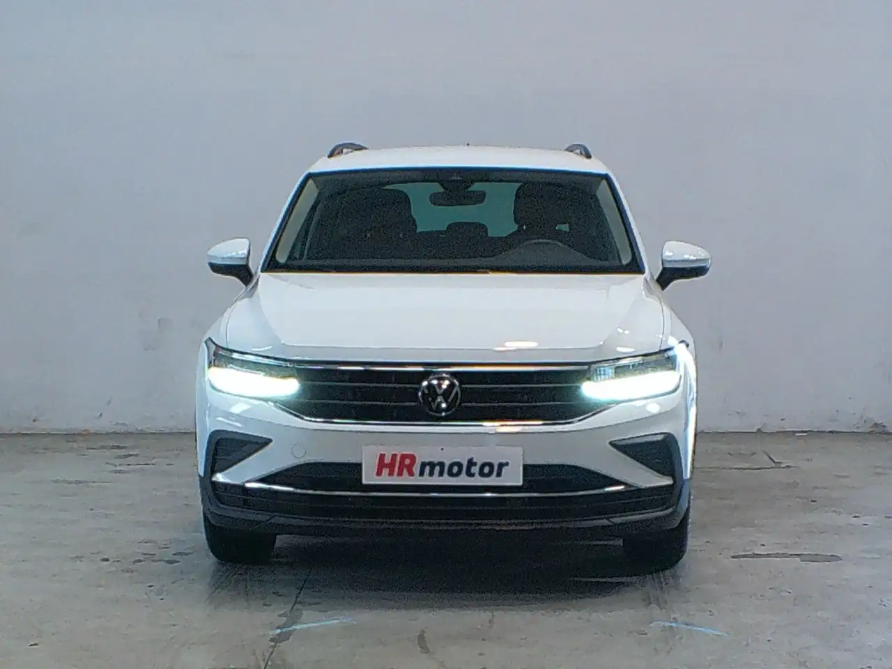 Renting Volkswagen Tiguan Life Blanco