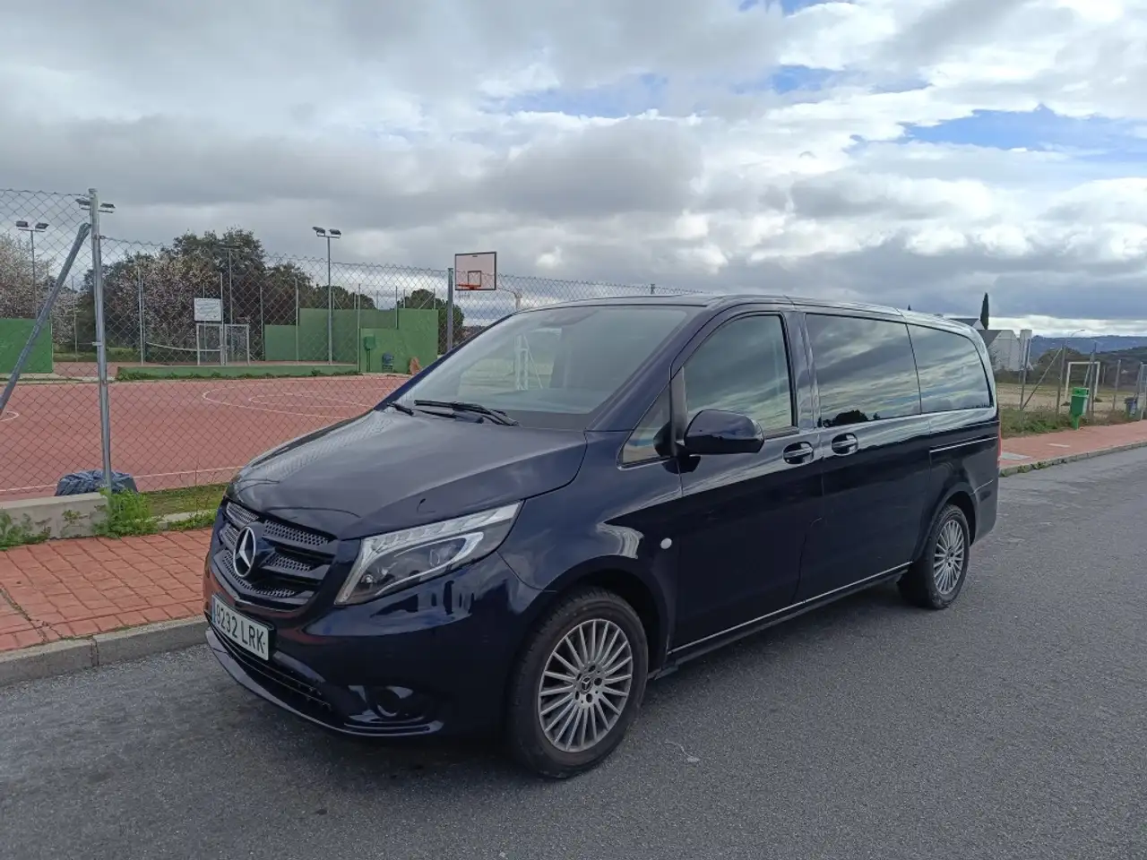 Renting Mercedes-Benz Vito Mixto 116CDI Larga 9G-Tronic Azul