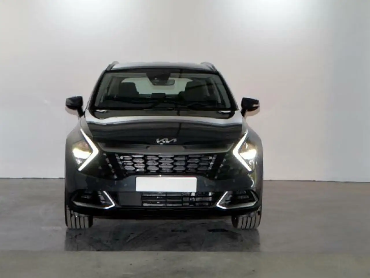 Renting Kia Sportage PHEV Drive 4X4 Design MY23 Negro