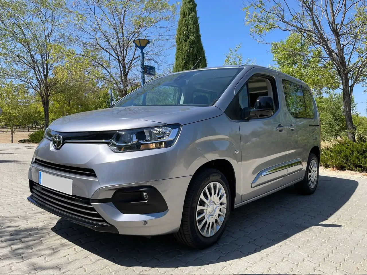 Renting Toyota Proace City Verso Combi VX L1 1.5D 130cv 6 vel. *I Gris