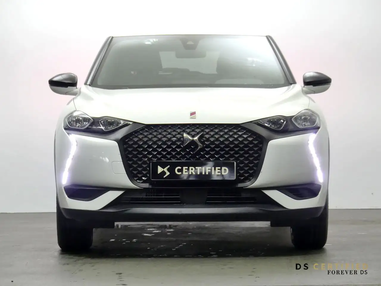 Renting DS Automobiles DS 3 Crossback Puretech Performance Line 130 Aut. Blanco