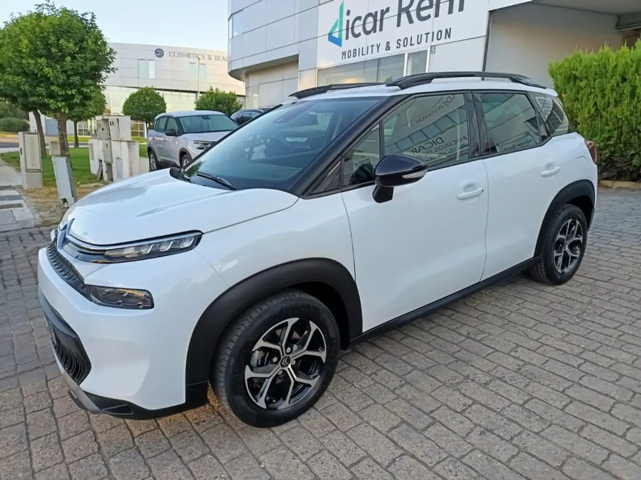 Renting Citroen C3 Aircross Puretech S&S Feel Pack 110 Blanco 1