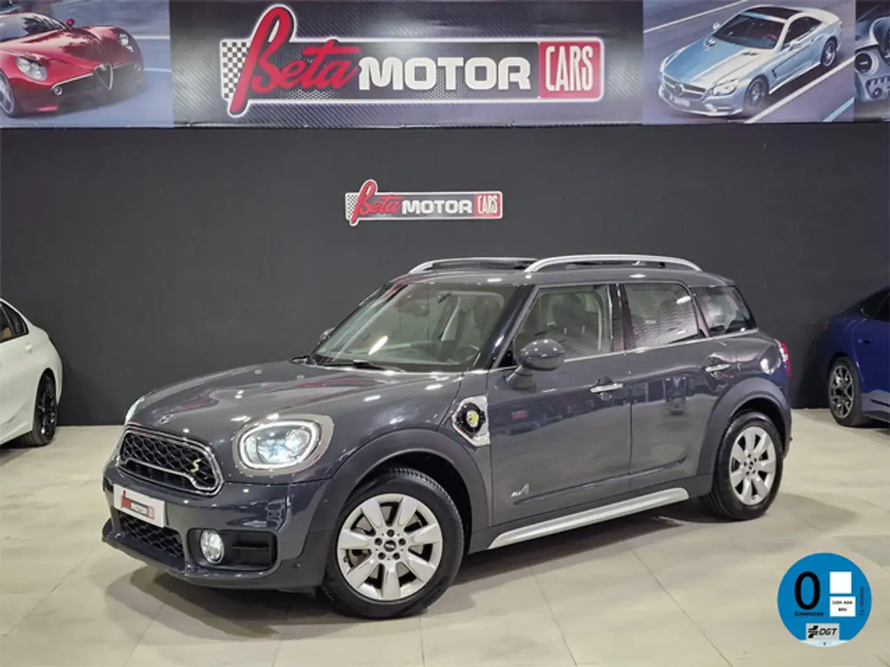 Renting MINI Cooper Countryman S E ALL4 Gris 3 1