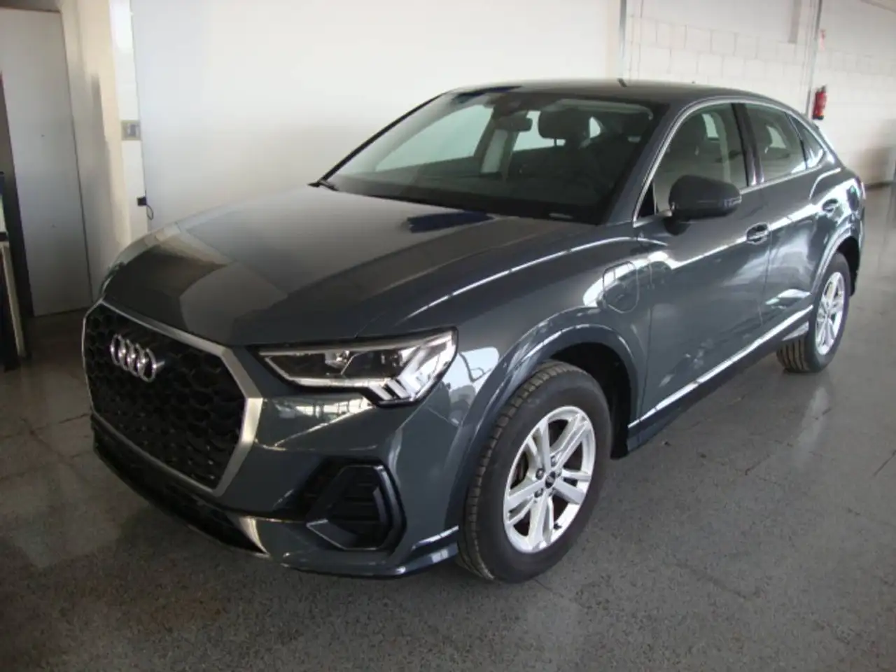 Renting Audi Q3 Sportback 45 TFSIe Advanced S-tronic Gris