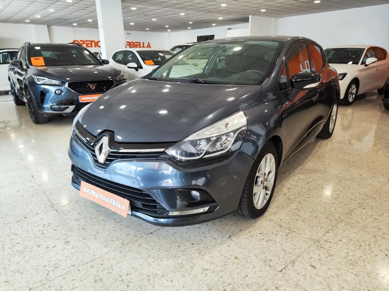 Renting Renault Clio TCe Energy Limited 66kW Gris 2