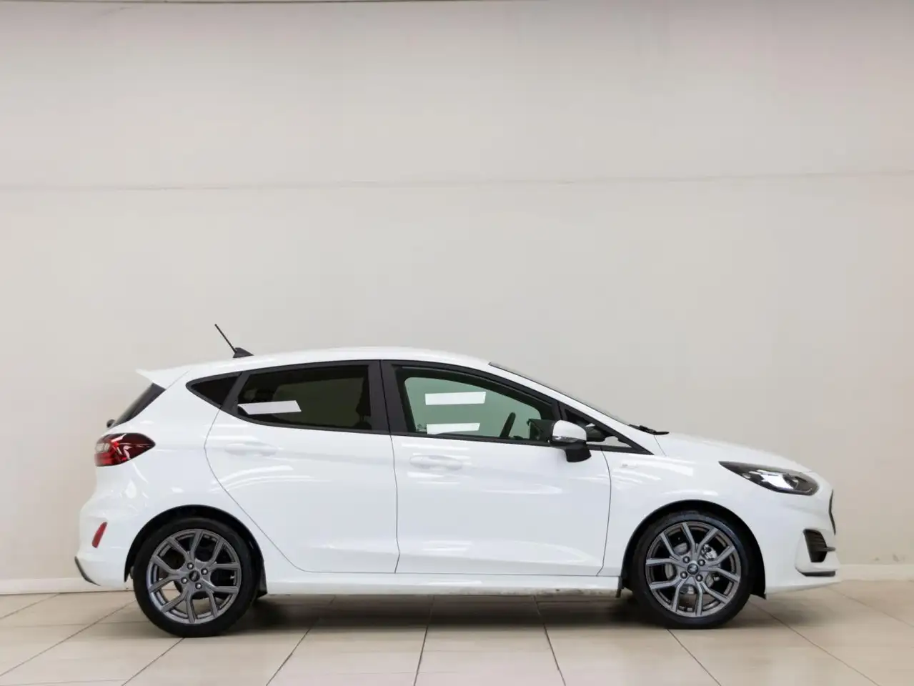 Renting Ford Fiesta 1.0 EcoBoost MHEV ST Line 125 Blanco 2