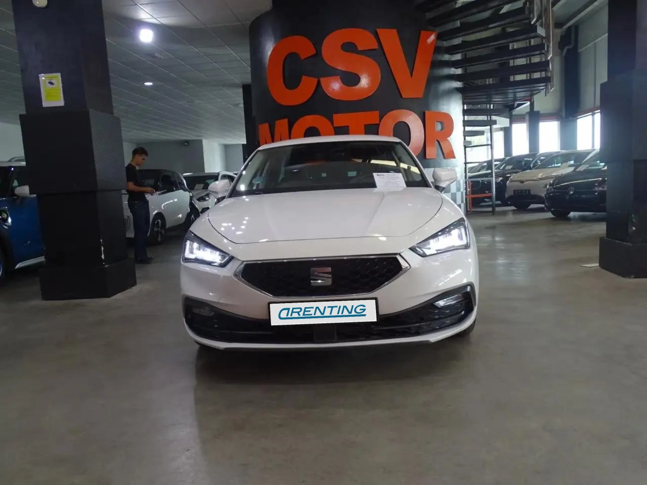 Renting SEAT Leon 1.0 eTSI 81kW DSG-7 S&S Style Blanco 1