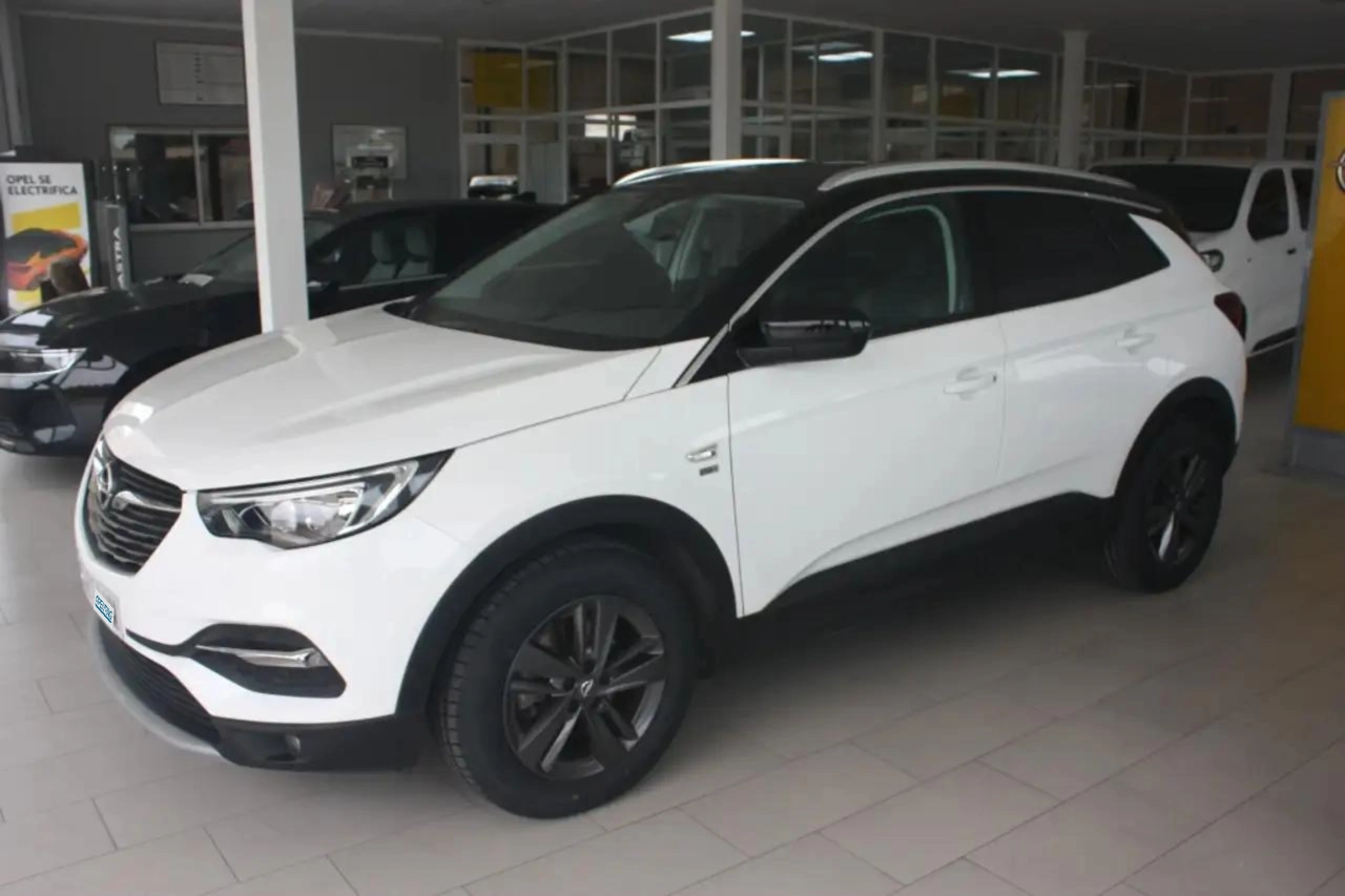 Renting Opel Grandland X 1.2T S&S 120 Aniversario 130 Blanco