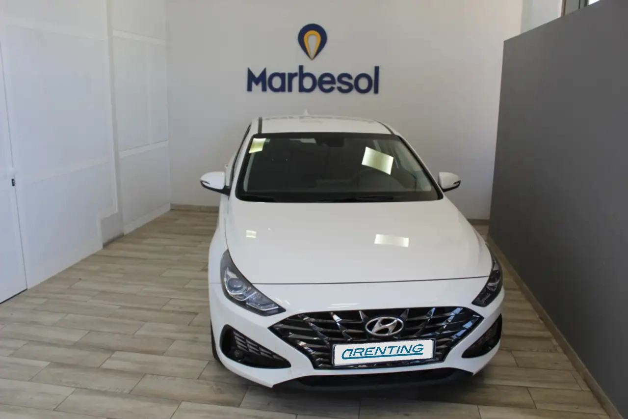 Renting Hyundai i30 1.5 DPI Klass SLX 110 Blanco